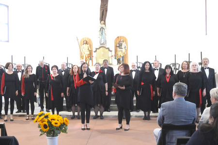Letni koncert Komorni zbor Fran Gerbič, gostje MePZ Postojna 05 Foto Ljubo Vukelič